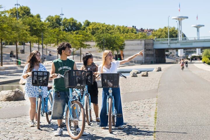 Explore Lyon's Tête d'Or Park: 2-Hour City Bike Tour