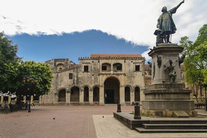 Santo Domingo Colonial Zone Tour with Lunch — Alcázar, Cathedral & Seafront Walk photo 5