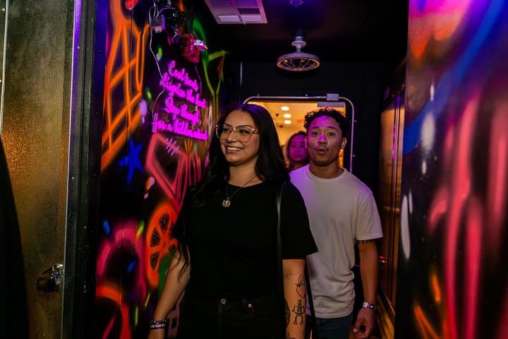 Las Vegas Arts District Bar Crawl: Speakeasies, Hidden Lounges & Karaoke Night photo 3