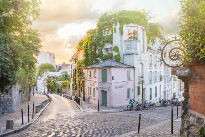 Montmartre Walking Tour: Sacré-Cœur Views, Hidden Gems & Local Stories