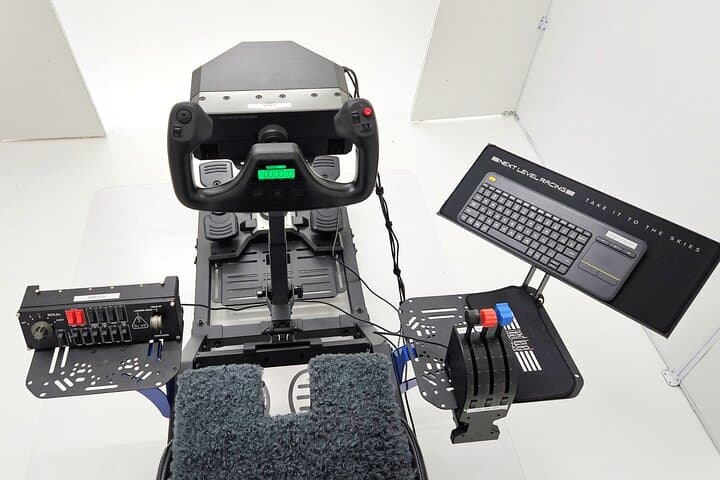 Toronto VR Flight Simulator Experience — Hands-On Flight Training in Downtown Toronto photo 3
