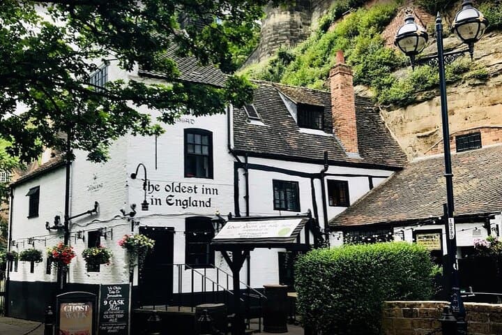 Nottingham Private Historic Pub Tour: Visit 5 Historic Pubs with Free Drinks