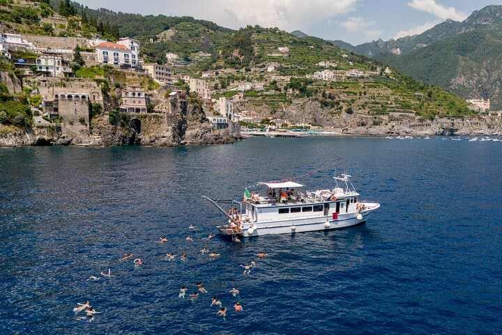 Amalfi Coast Boat Day: Aperitif, Lunch & Swim Stops
