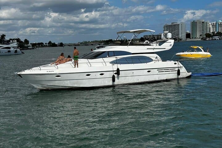 Miami 62ft Yacht Rental: Private Biscayne Bay Charter 3–6 Hours