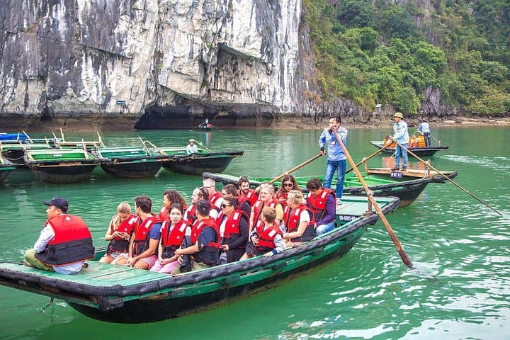 Halong Bay Luxury Cruise: Jacuzzi, Kayaking & Sung Sot Cave Day Tour photo 4