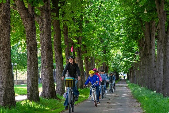 Seine-side Cycling: Private Paris Bike Tour of Notre-Dame, Louvre & Eiffel photo 4