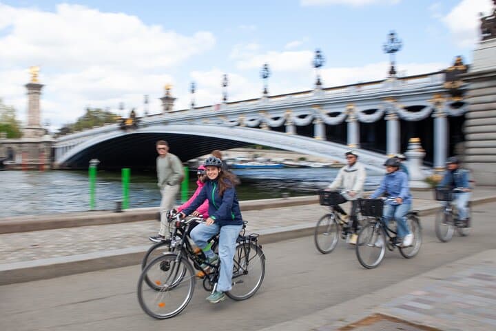 Seine-side Cycling: Private Paris Bike Tour of Notre-Dame, Louvre & Eiffel