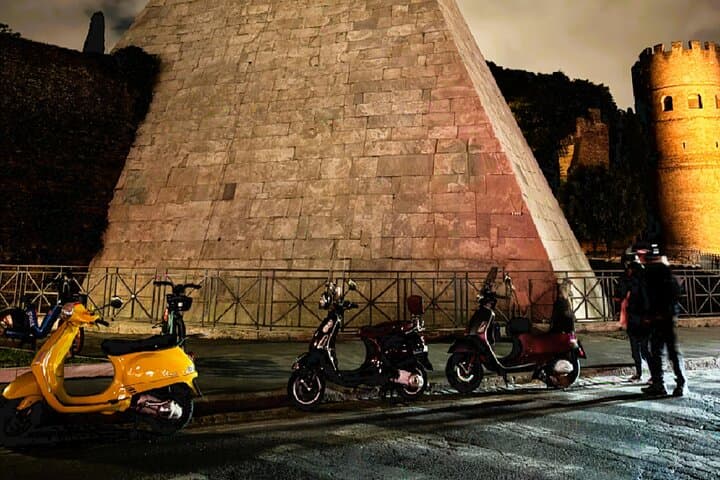 Rome by Night Vespa Ride: Glide Past the Colosseum, Pantheon & Trevi photo 4
