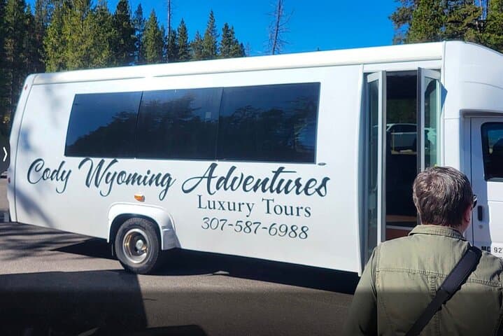 Yellowstone Lower Loop Minibus Tour: Old Faithful, Grand Prismatic & Lower Falls photo 2