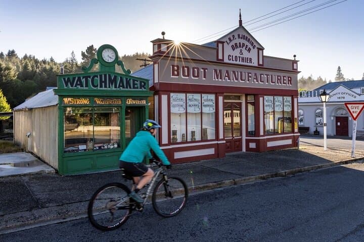 Queenstown to Middlemarch: Central Otago One-Way Small-Group Tour