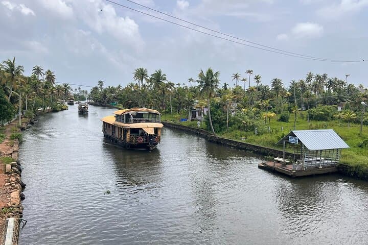 Alleppey Houseboat Day Tour: Backwaters, Village Canoe & Authentic Kerala Lunch photo 2