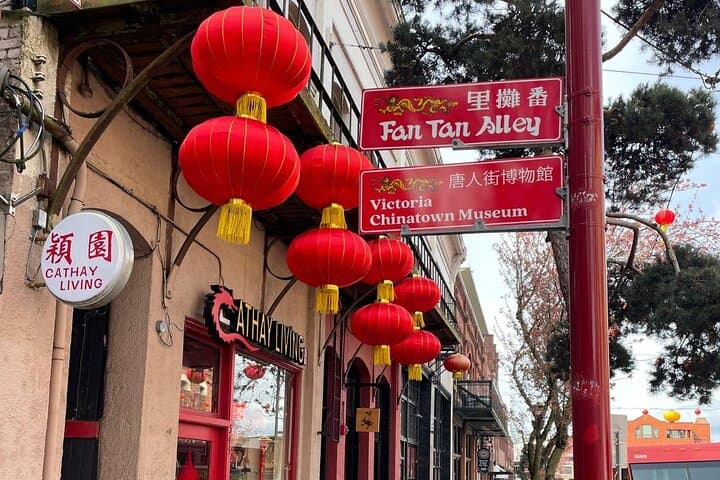 Victoria Food & Drink Walking Tour: Inner Harbour Eats & History (Spanish Guides) photo 1