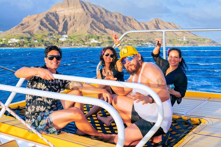 Waikiki Diamond Head Catamaran Sail: 1-Hour Midday Cruise with Drinks