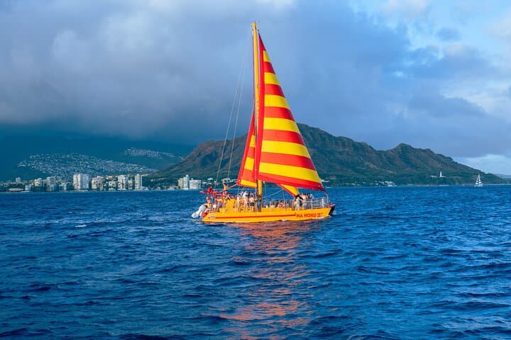 South Shore Open Sail from Kewalo Basin: 90-Minute Catamaran with Drinks in Honolulu photo 5
