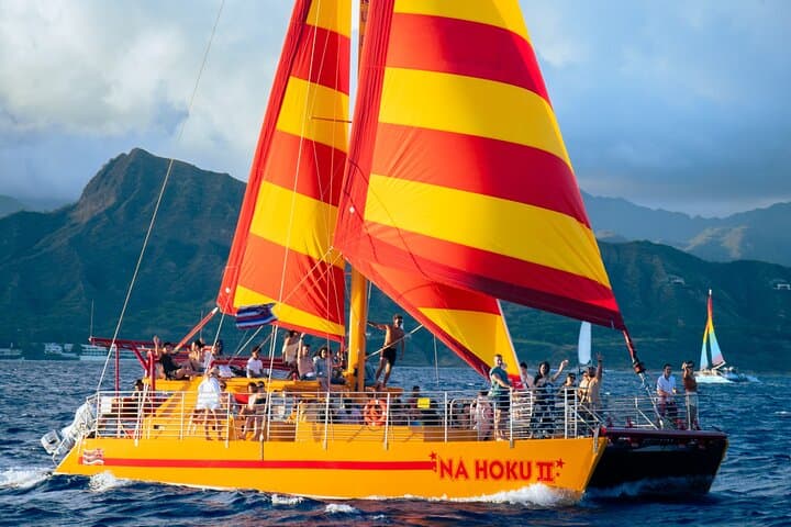 South Shore Open Sail from Kewalo Basin: 90-Minute Catamaran with Drinks in Honolulu