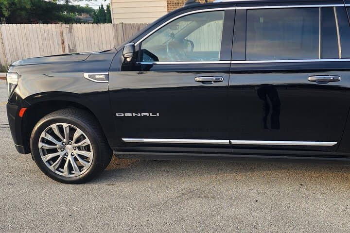 Chicago Luxury Limousine Transfers: Private Chauffeured Rides and Airport Service photo 4