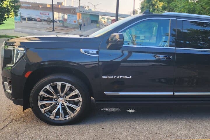 Chicago Luxury Limousine Transfers: Private Chauffeured Rides and Airport Service photo 5