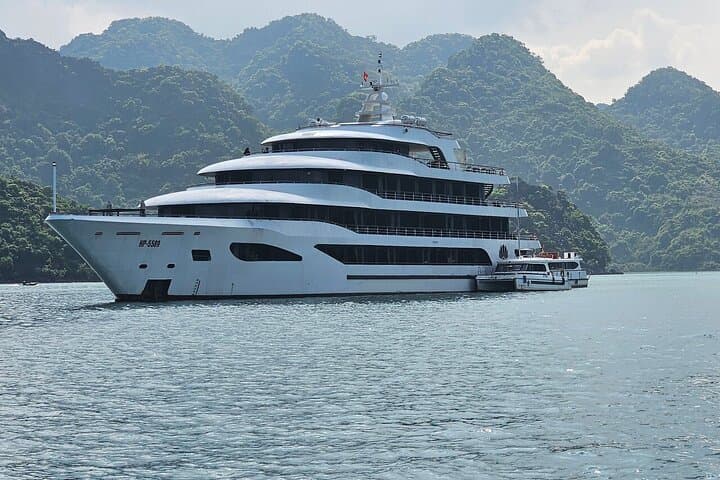 Scarlet Pearl 2-Day Luxury Cruise in Lan Ha Bay (Halong Bay)