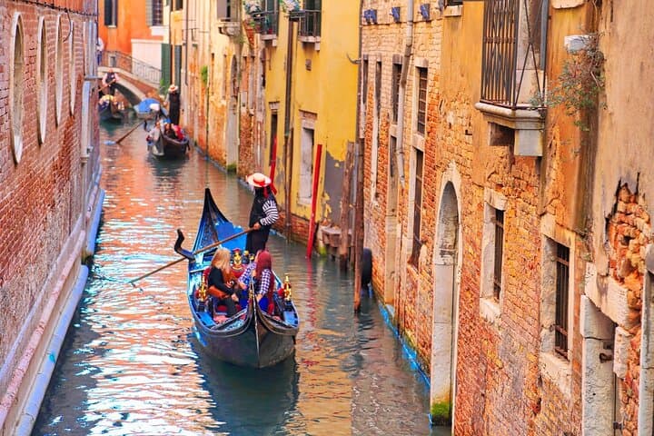 Classic Venice Gondola Ride: Grand Canal & Hidden Corners photo 3