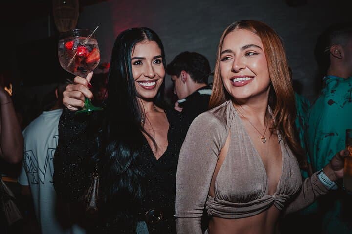 San José Exclusive Pub Crawl: Skip-the-Line Drinks and Club Entry