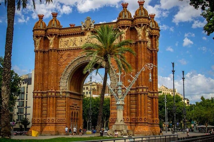 Barcelona Citadel Park & 1888 Expo Walking Tour — Arc de Triomf to Barceloneta photo 3
