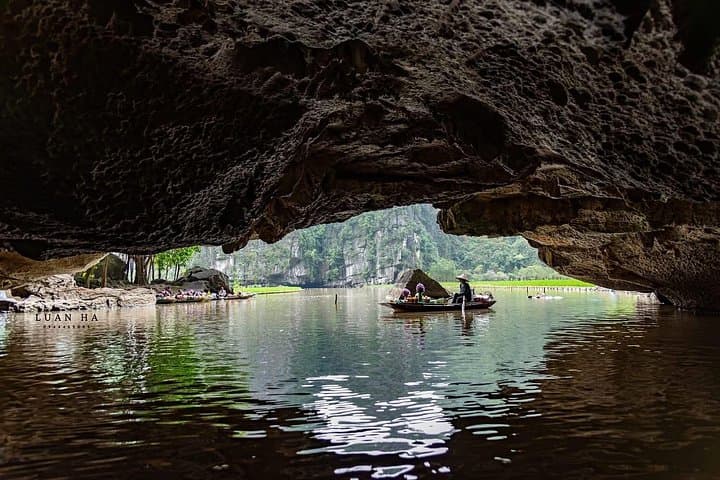Hanoi to Ninh Binh Day Trip — Mua Cave Hike & Trang An Boat Ride Guide photo 5