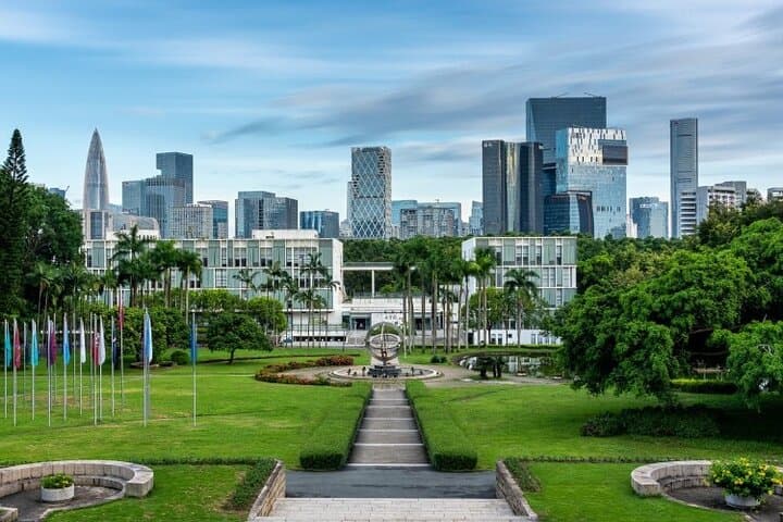 Shenzhen Tech & Culture Tour: Lianhuashan, Huaqiangbei and High-Tech Night Shows