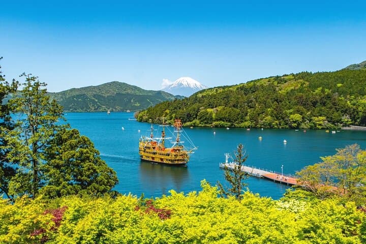Day Trip from Tokyo to Mount Fuji: Hakone Lake Ashi Cruise, Owakudani & Enoshima photo 2
