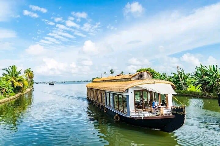 Private Houseboat Cruise Through Alappuzha Backwaters with Traditional Kerala Lunch photo 1
