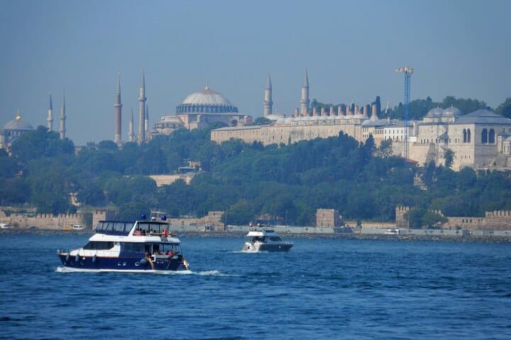 Istanbul Bosphorus Cruise with Asian-Side Küçüksu Palace & Rumeli Fortress photo 2