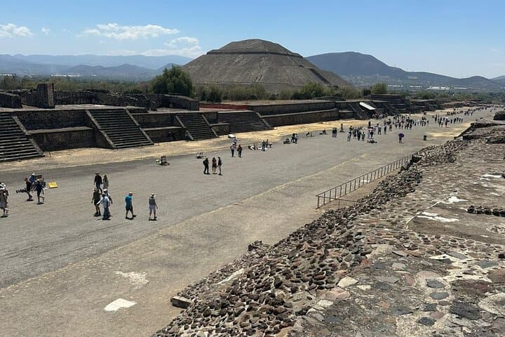 Sunrise Hot-Air Balloon Over Teotihuacan Pyramids with Breakfast photo 4