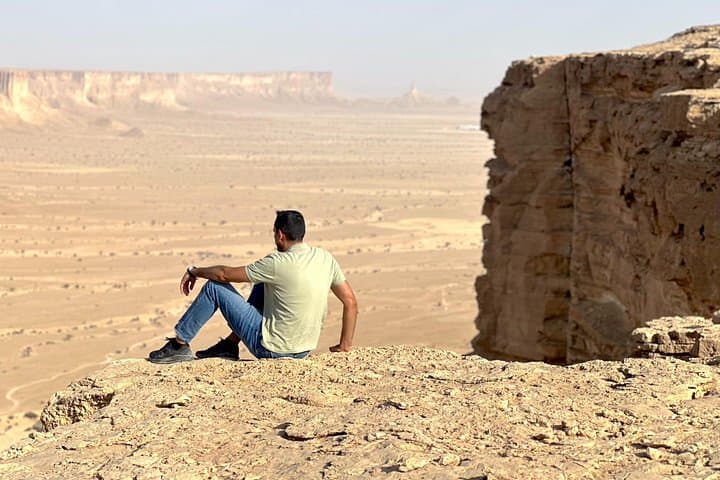 Express Edge of the World: 3-Hour Darb Al-Manjour Cliff & Desert Hike photo 3