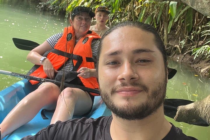 Quepos Mangrove Kayak Tour: Spot Monkeys, Sloths & Coastal Birds on a 2-Hour Guided Paddle photo 3