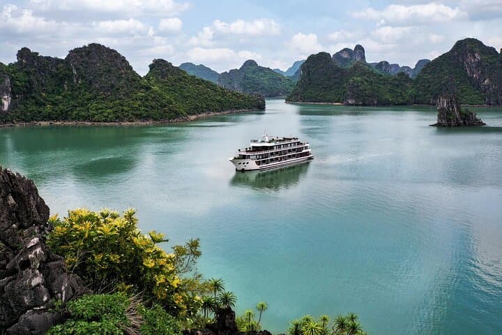 Dora Cruise Halong & Lan Ha Bay 3D/2N — Tai Chi, Kayaks & Viet Hai Village