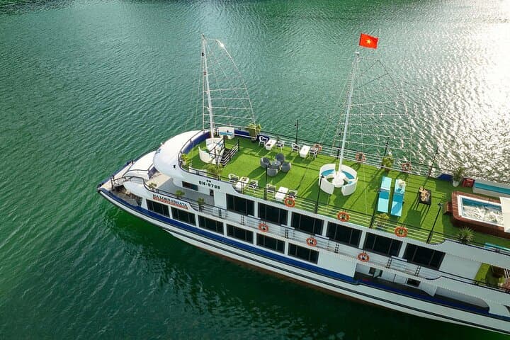 Halong Bay Luxury Day Cruise from Hanoi: Sung Sot, Titov & Kayak