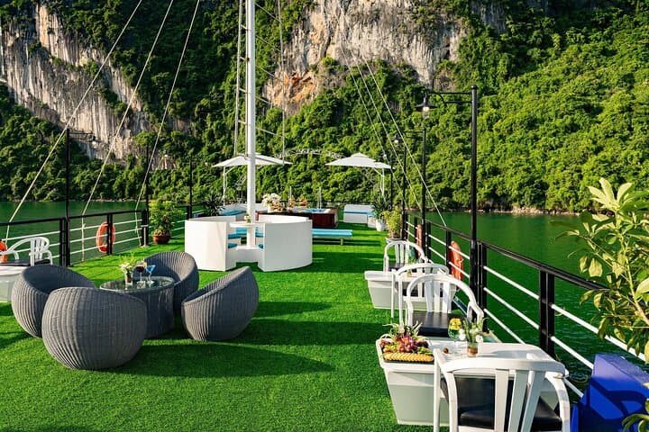 Halong Bay Luxury Day Cruise from Hanoi: Sung Sot, Titov & Kayak photo 5
