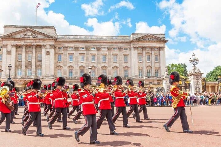 Crown & Monarchy Guided Walking Tour in London — Buckingham Palace to Westminster