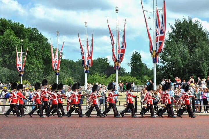 Crown & Monarchy Guided Walking Tour in London — Buckingham Palace to Westminster photo 5