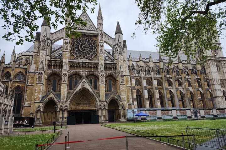Crown & Monarchy Guided Walking Tour in London — Buckingham Palace to Westminster photo 6