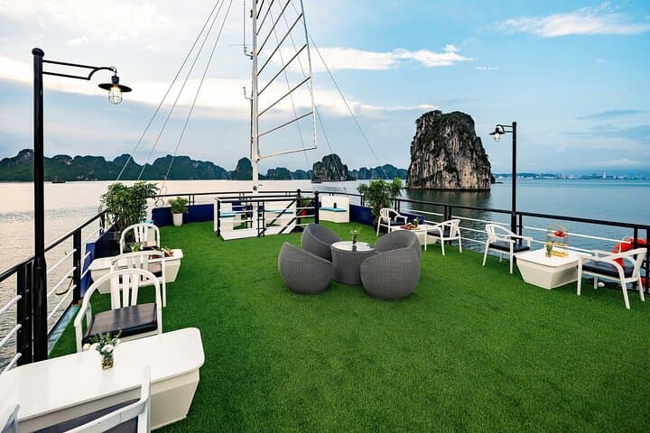 Halong Bay Luxury Day Cruise from Hanoi — Jacuzzi, Buffet & Kayaking photo 5