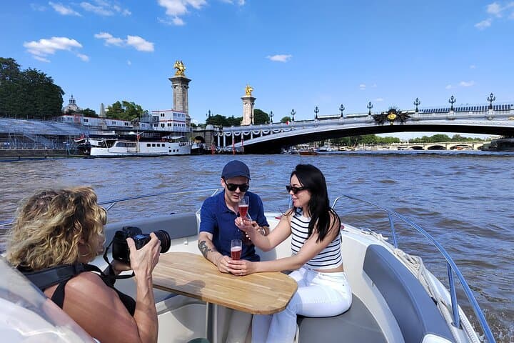 Private Seine River Cruise from Suresnes to Paris — Eiffel Tower & Island Sights photo 3