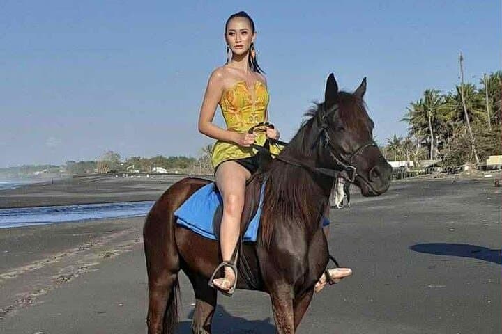 Saba Beach Horse Ride: Volcanic Sands & Gunung Agung Vistas photo 4