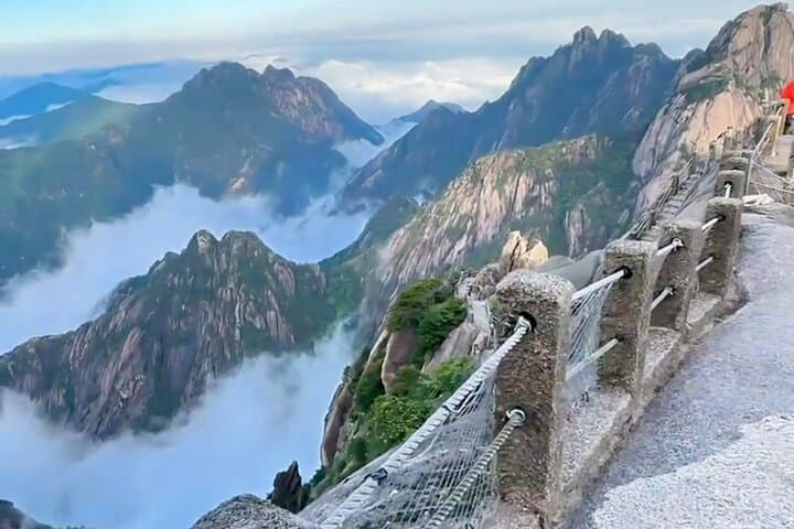 Huangshan Day Tour: Hiking Yellow Mountain Above the Clouds photo 5