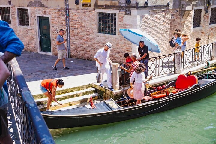 Private Grand Canal Gondola Ride in Venice with Optional Musicians