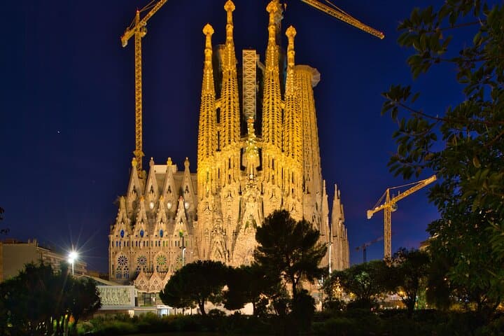Sagrada Familia Private Guided Tour: Skip-the-Line Expert-Led Experience photo 5
