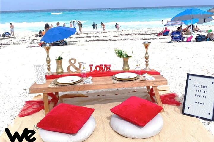 Private Beach Picnic in Cancun: Romantic Setups & Family-Friendly Celebrations
