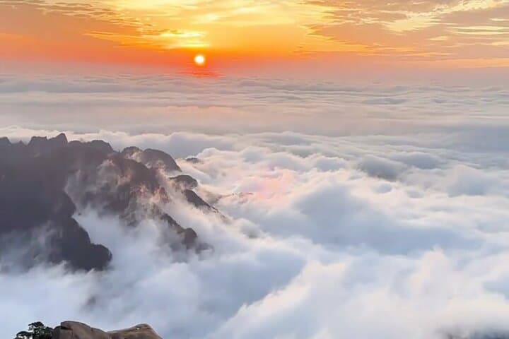 Huangshan Day Tour: Hiking Yellow Mountain Above the Clouds