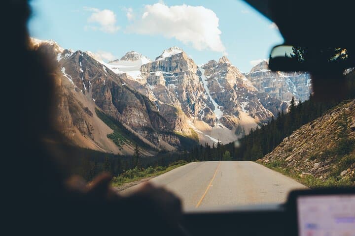 Moraine Lake and Lake Louise Half-Day Tour from Banff