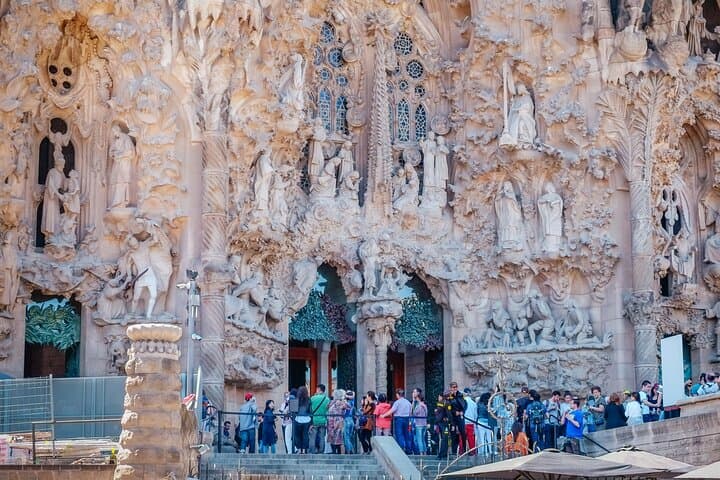 Sagrada Familia Private Guided Tour: Skip-the-Line Expert-Led Experience photo 2