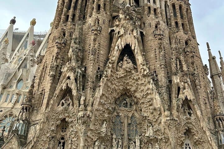 Sagrada Familia Private Guided Tour: Skip-the-Line Expert-Led Experience photo 3